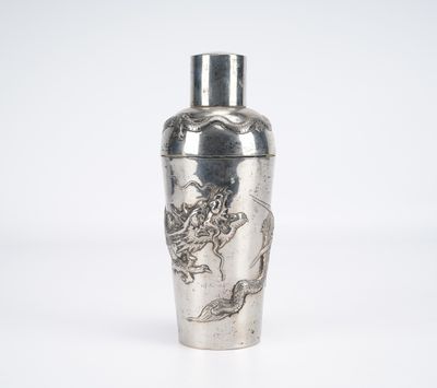 shaker à cocktail en métal argenté orné d'un motif de dragon