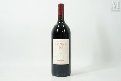 une bouteille de vin posée sur une table