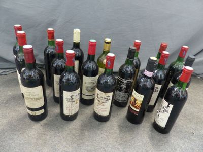 plusieurs bouteilles de vin sont alignées sur une table