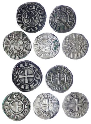 six pièces d'argent de formes et de tailles différentes sur un fond blanc