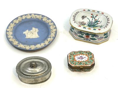 quatre types différents d'objets décoratifs sur un fond blanc