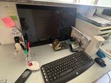 un bureau sur lequel se trouvent un clavier, une souris et un écran