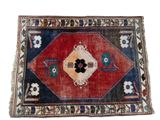 un vieux tapis orné d'un motif floral sur fond blanc