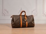un sac Louis Vuitton posé par terre dans une pièce