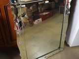 un miroir posé sur une commode