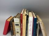 plusieurs livres sont empilés sur une table