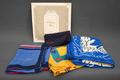 un assortiment de foulards et de mouchoirs dans une boîte