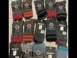 plusieurs paires de chaussettes pour homme empilées les unes sur les autres