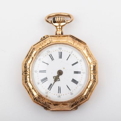 une montre de poche en or avec des chiffres romains sur le cadran