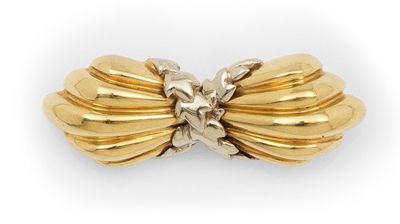 gros plan d'une bague en or sur fond blanc
