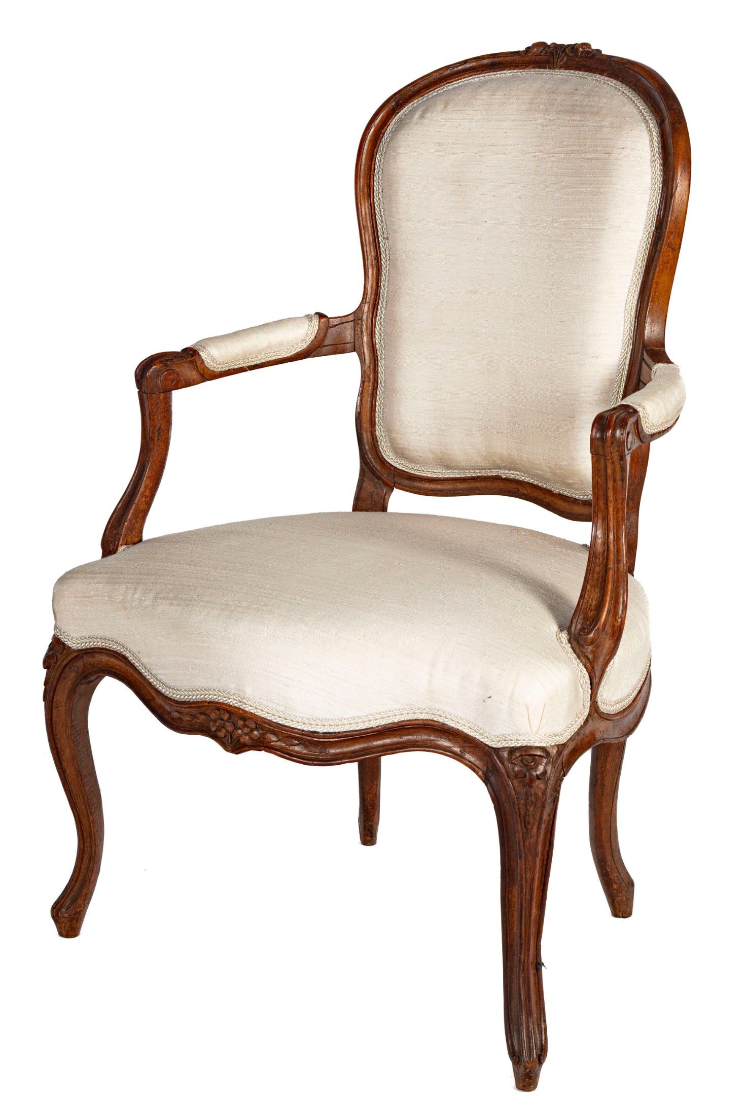 Fauteuil cabriolet en bois naturel mouluré et sculpté, le do…