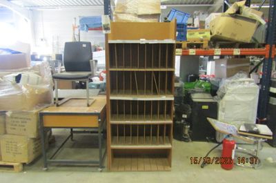 une pièce remplie de nombreuses boîtes et d'un ordinateur