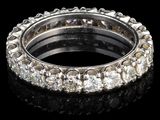 une image montrant un gros plan d'une bague en diamant posée sur une surface noire