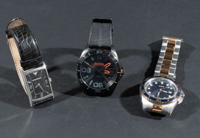 Trois montres bracelets en métal argenté, doré ou chromé, mo…