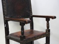 Chaise à bras en bois sculpté, le dossier rectangulaire aux … (photo 4)