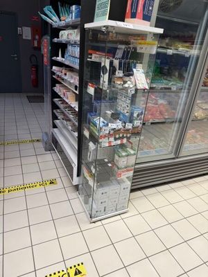 une vitrine en verre au milieu d'un magasin