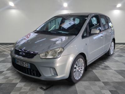 la photo d'une voiture argentée garée dans un garage