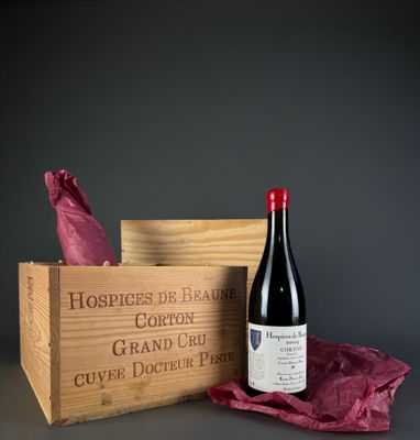 une boîte en bois avec une bouteille de vin à côté