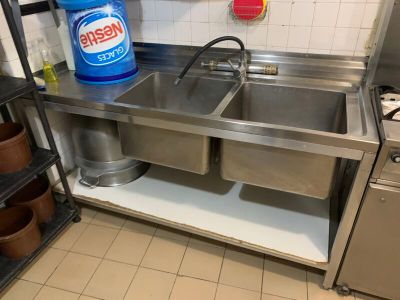 une cuisine équipée d'un évier, d'une cuisinière et d'un lave-vaisselle