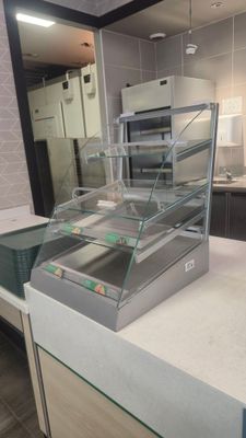un comptoir avec une vitrine en verre au milieu