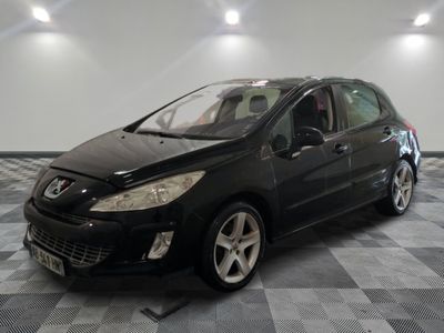 la photo d'une voiture noire garée dans un garage