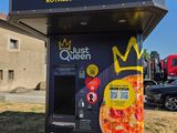un distributeur automatique sur lequel est représentée une pizza