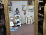 deux miroirs placés l'un à côté de l'autre dans une pièce
