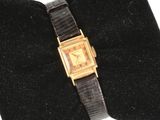 une image représentant une montre-bracelet posée sur un écrin en velours noir