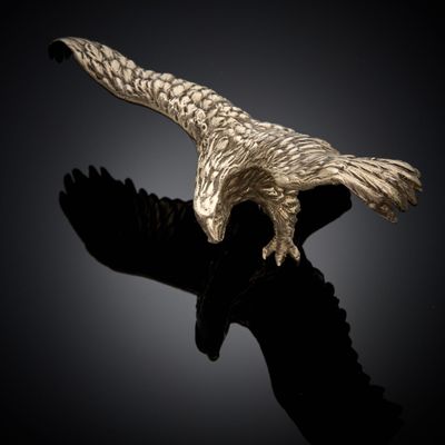 une image représentant une sculpture d'aigle sur fond noir