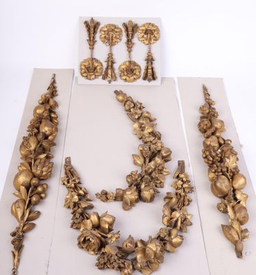 Bel ensemble de décorations sculptées en bois doré.