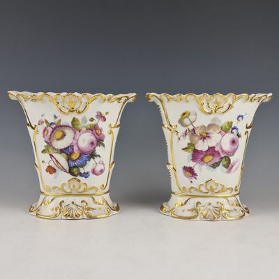 paire de vases en porcelaine décorés de fleurs et de feuilles