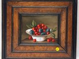 une peinture à l'huile représentant un bol de cerises posé sur une table