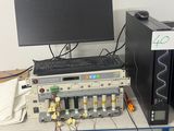un bureau sur lequel se trouvent un ordinateur, un écran et d'autres appareils électroniques