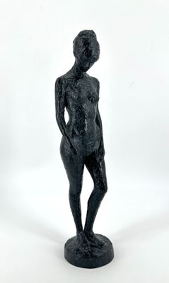 une image représentant une statue de femme debout sur une surface blanche