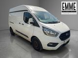 La camionnette blanche est garée dans une grande pièce.