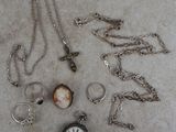 beaucoup de bijoux posés à même le sol