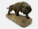 statue d'un taureau posé sur un rocher, sur fond blanc