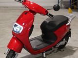 un scooter rouge garé dans un garage