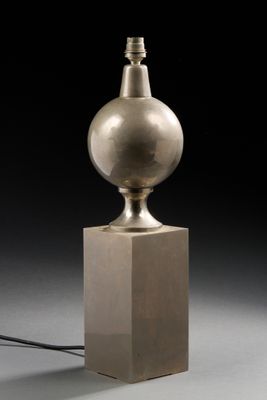 l'image d'une lampe posée sur une table