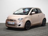 La petite voiture est garée dans une pièce au sol à carreaux.