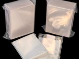 quatre sacs en plastique transparent empilés les uns sur les autres