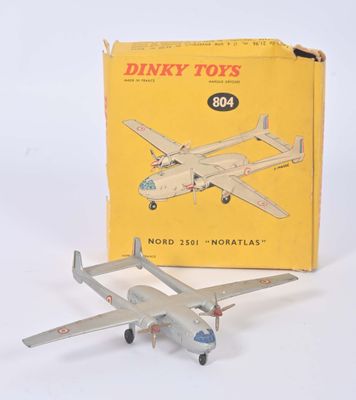 un petit avion en jouet posé devant une boîte