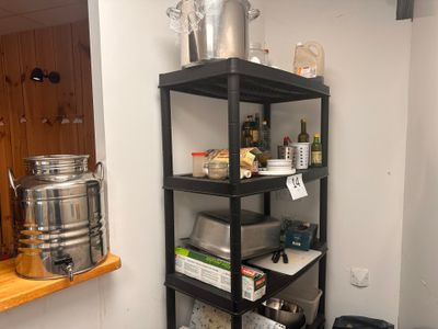 une étagère noire sur laquelle sont posés de nombreux objets