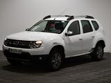la dacia blanche est garée dans une pièce au sol en damier