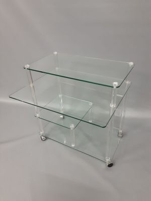 MARA. Bureau sur roulettes en altuglas et plateaux en verre.