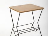 une image représentant une petite table avec un plateau en bois et des pieds en métal