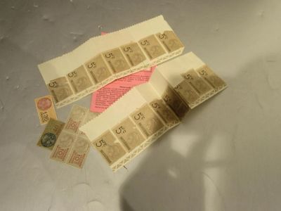 une liasse de billets posée sur une table à côté d'un téléphone portable