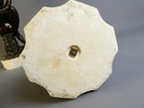 une statue représentant un cheval et une roue posée sur une table