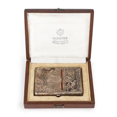 un étui à cigarettes ancien en argent, présenté dans un coffret en bois sur fond blanc