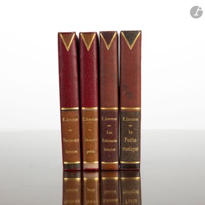trois livres posés sur une table l'un à côté de l'autre